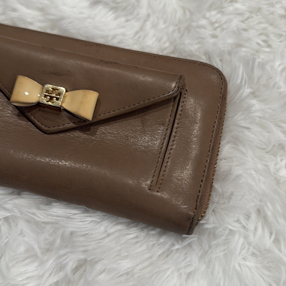 Tory Burch Robinson Taupe Zip-Around Leather Wallet Bow Detail Women’s - Picture 3 of 14